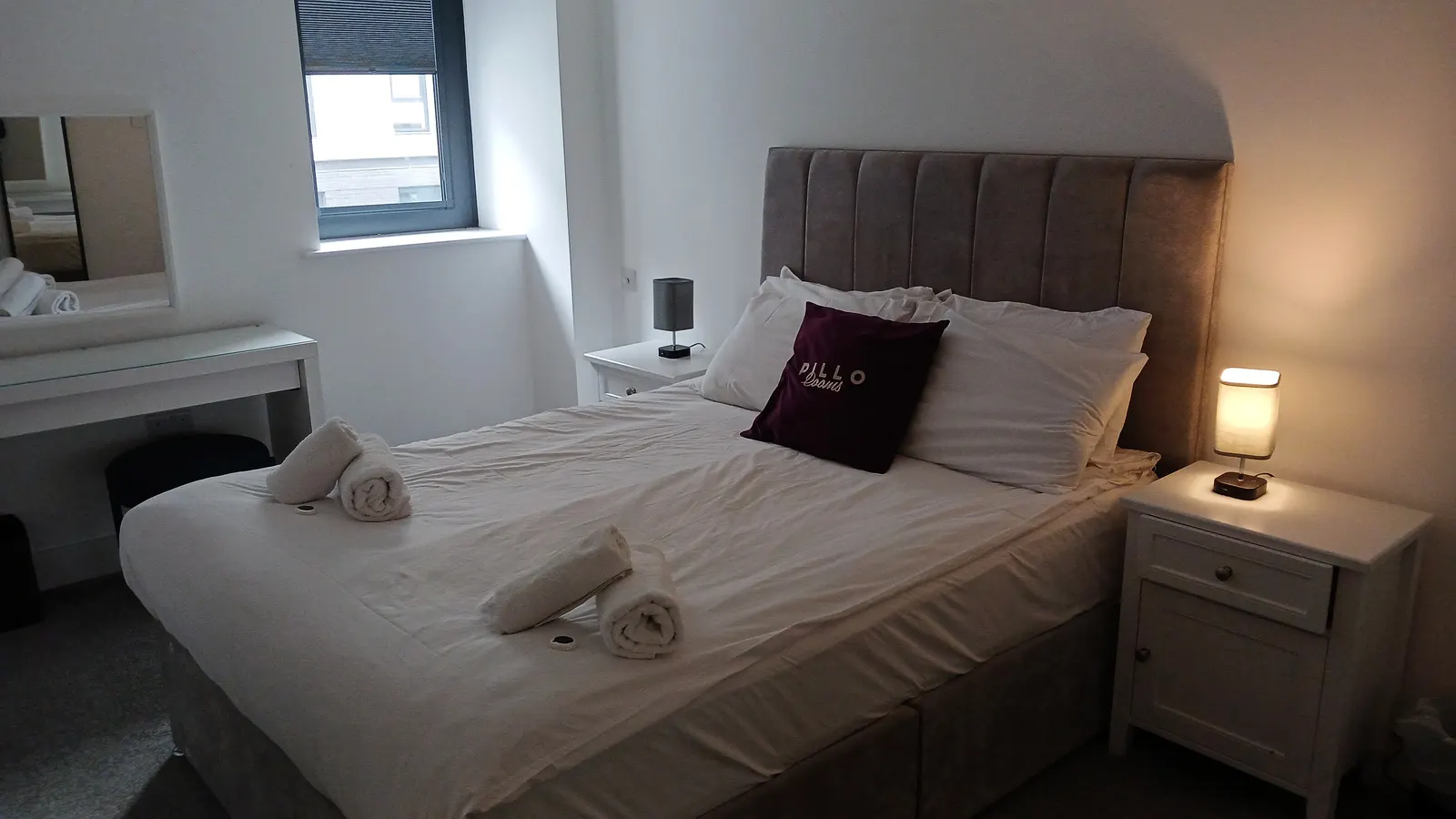 Lambası yanan, havluları hazırlanmış bir otel odası